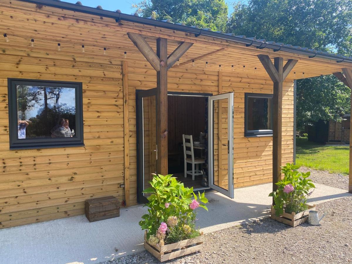 Kingfisher Cabin - Wild Escapes Wrenbury Off Grid Glamping - Ages 12 And Over Baddiley Exterior foto
