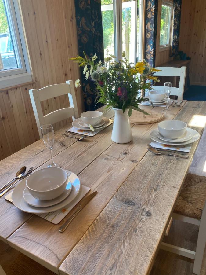 Kingfisher Cabin - Wild Escapes Wrenbury Off Grid Glamping - Ages 12 And Over Baddiley Exterior foto